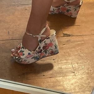 Cute floral wedges. Sz 8z. Penny loves Kenny